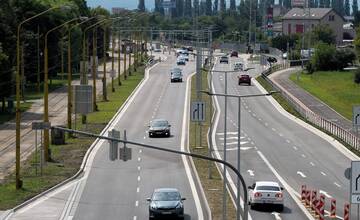 Košičania sú zmätení z premávky na Slaneckej. Prečo autá stoja niekoľko metrov pred semaforom, pýtajú sa