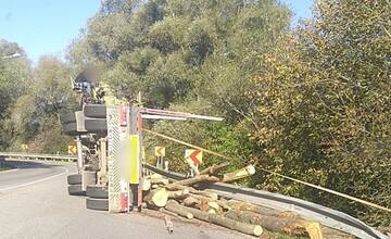 Na zjazde z obchvatu vo Vranove nad Topľou v smere na Michalovce sa prevrátilo nákladné auto s drevom