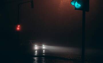 K večeru potrápi vodičov hmla aj poľadovica: Nezabudnite si zapnúť hmlovky a jazdite bezpečne