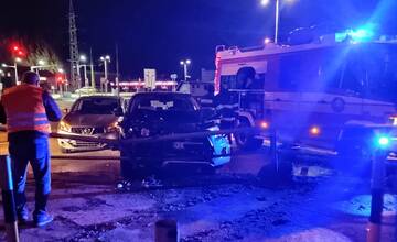 VIDEO: Auto zostalo po nehode na sídlisku Nad jazerom zapichnuté v zábradlí