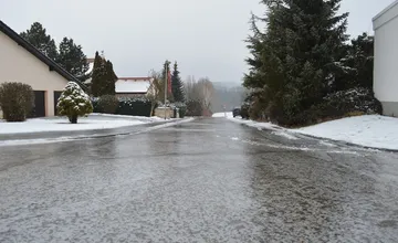 Na cestách Košického kraja bude po celý deň silná poľadovica. Dávajte si pozor