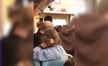 VIDEO: Zmätený muž kričal na celý vlak a šesťkrát zatiahol brzdu, spacifikovali ho cestujúci. Vlak smeroval do Košíc