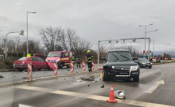 Vodiči, pozor na nehodu na Slaneckej, po ceste sa povaľujú úlomky z áut, jedno auto skončilo v protismere