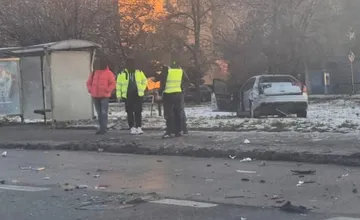 Pre nehodu na Slaneckej sa cestou do práce zdržíte, časti auta sú roztrúsené po vozovke