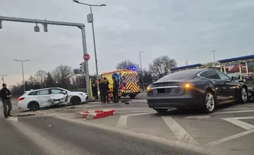 VIDEO: Na križovatke na Jazere sa cez víkend zrazila Toyota s Teslou. Vodič prešiel na červenú