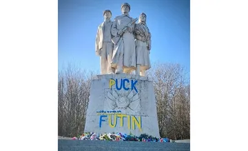 Na pamätník sovietskej armády na Dargove niekto namaľoval nápis proti Putinovi. Šutaj Eštok z toho viní liberálov