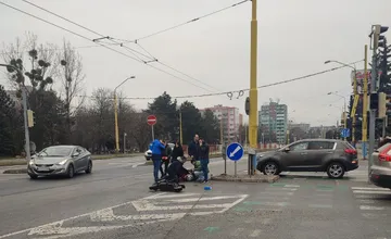 Na križovatke pri Galérii pomáhali okoloidúci kolobežkárovi. Nabúral do auta, ktoré mu nedalo prednosť