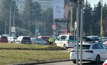 Pri Amfiteátri došlo k nehode, pravý pruh je blokovaný, v úseku sa zdržíte