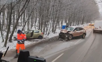 Klzké cesty si pýtajú svoju daň: Za Slancom sa zrazili dve autá, dopravu riadi polícia