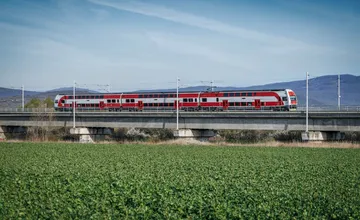 Vo vlaku smerujúcom z Košíc do Zvolena začal horieť rušeň, spoj nabral vyše 200-minútové meškanie