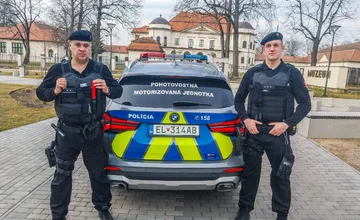 Tehotná žena začala náhle krvácať, jej manžel zalarmoval políciu. Michalovskí policajti im pomohli do nemocnice