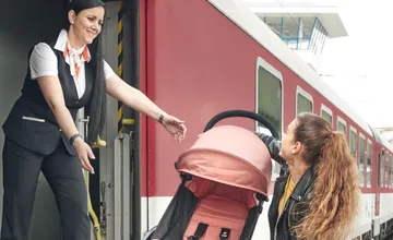ZSSK chcelo propagovať cestovanie vlakom aj s kočíkom. Zlízli však vlnu kritiky, nahnevané mamičky spustili aj petíciu