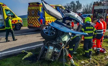 Smrteľná nehoda pri Trebišove: Čelne sa zrazil nákladiak s autom, zakliesneného vodiča z auta vytiahli, žiaľ, neprežil