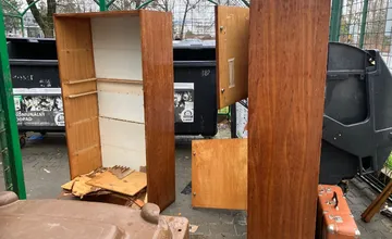 Terasanov prekvapili pri kontajneroch staré skrine, pozornejší si však všimli zaujímavý detail. Aký?