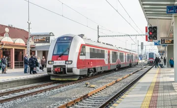 ZSSK posilňuje na Veľkú Noc vlakové spoje, lístky sa míňajú raketovou rýchlosťou