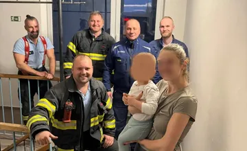 Malé dieťa sa omylom zamklo v byte, rodičia zalarmovali košických hasičov, našťastie to dopadlo dobre