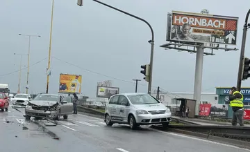 V Košiciach pozor na viaceré dopravné nehody, na Prešovskej skočilo auto na zvodidlách. Na Furči sa zrazili viaceré autá