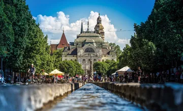 Vedľa bankomatu v centre Košíc žije na schodoch žena bez domova, obyvateľov zaujal jej príbeh, pomoc však odmieta