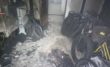 FOTO: O ranný budíček hasičov aj Staromešťanov sa postarala elektrická kolobežka, začala horieť rovno v pivnici