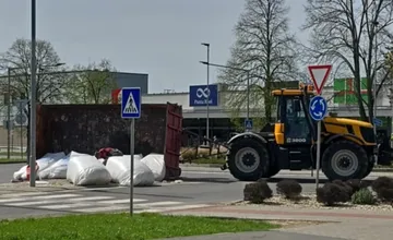 V Trebišove sa prevrátil prívesný vozík na traktore, na ceste skončili vrecia. Dopravu tam riadi polícia