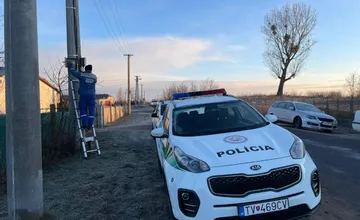 Košičan si všimol, že zo zeme niečo dymí a syčí. Policajti zistili, že niekto načierno odoberal elektrinu