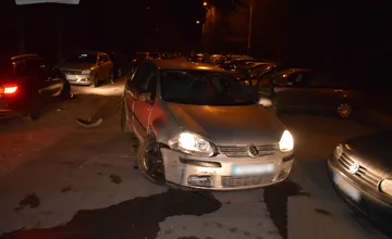 S Golfom zrámoval niekoľko áut na Ťahanovciach. Polícia hľadá svedkov nehody a tiež vodiča s trebišovskou ŠPZ