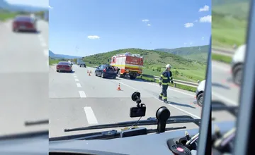Vodiči, pri Dvorníkoch zvýšte svoju opatrnosť, stala sa tu dopravná nehoda. Z miesta hlásite aj zdržanie