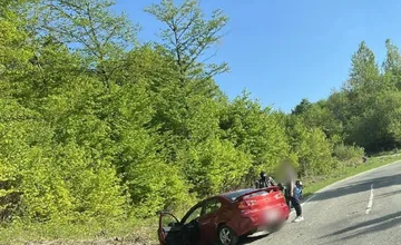 Vodiči, dávajte si pozor. Medzi Košicami a Košickou Belou skončilo auto mimo cesty, jazdný pruh je blokovaný