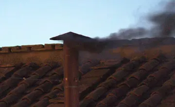 Z Vatikánu stúpal čierny dym. Nový pápež zatiaľ nebol zvolený