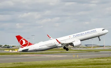 Pilot vyzval cestujúcich do Prahy, aby sa modlili. Lietadlo Turkish Airlines škrtlo chvostom o ranvej a muselo vzlietnuť