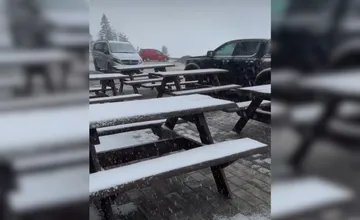 VIDEO: Tak toto sme tu už dlho nemali. Na známej chate neďaleko Košíc husto sneží