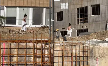 VIDEO: Pacientka vyskočila cez okno len v plachte, chcela ujsť z nemocnice na Spiši, skončila späť v rukách lekárov