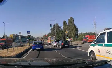 Na križovatke pri Teplárni sa stala nehoda, zrazili sa tu dva Golfy, jeden nedobrzdil