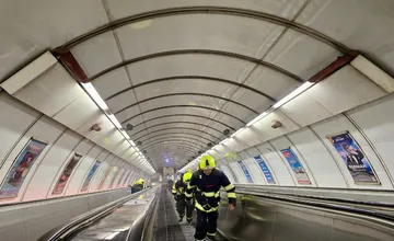 FOTO: V stanici pražského metra plamene pohltili eskalátor. Evakuovali približne 80 osôb