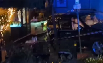 VIDEO: Dramatický večer v Aténach, auto bez vodiča narazilo do obchodu s občerstvením. Zranilo sa 11 osôb