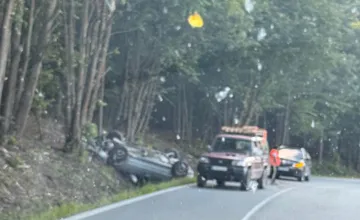 Auto medzi Krompachmi a Margecanmi skončilo prevrátené na streche mimo cesty, prejdete striedavo