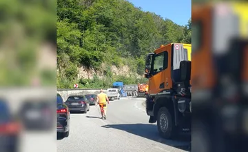 Na horskom priechode Dargov došlo k zrážke dvoch kamiónov, pripravte sa na obmedzenia aj prípadné zdržanie