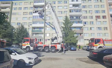 Z paneláku na košickom sídlisku stúpal čierny dym, na miesto okamžite vyrazili hasiči. Splodín sa nadýchalo aj bábätko
