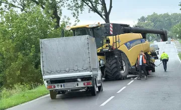 Pred Budimírom sa pokazil kombajn, ktorý blokuje cestu. Väčšie vozidlá tadiaľ neprejdú