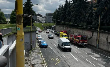 Pod Jakabovým palácom sa stala nehoda, cestu blokujú záchranné zložky