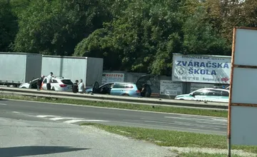 Na Prešovskej sa zrazili dve autá, pri prejazde buďte opatrní