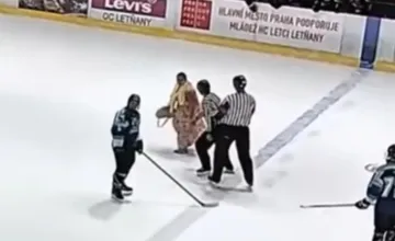 VIDEO: Bizarná situácia na mládežníckom hokeji v Prahe. Na ľad vbehla mama jedného z hráčov, hádala sa s rozhodcami
