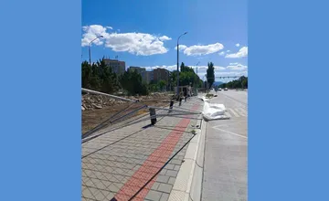 V Košiciach na sídlisku Nad jazerom spadol na zastávke MHD kovový plot, nechýbalo veľa aby niekoho vážne zranil