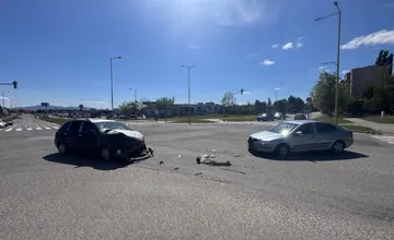 V Košiciach sa uprostred križovatky zrazili dve vozidlá, úsekom prechádzajte s maximálnou opatrnosťou