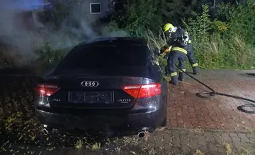 Nočný požiar Audi prebudil Jazerčanov, auto niekto úmyselne zapálil