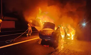 VIDEO: Rušný večer hasičov z Trebišova: Auto v Sečovciach pohltili plamene