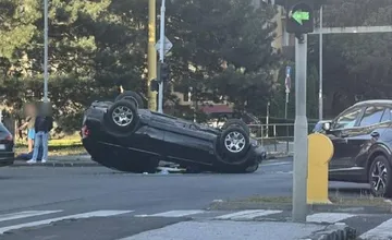 V jednej z košických križovatiek došlo k dopravnej nehode, zasahujú tu záchranné zložky. Hlásite kolóny aj zdržanie