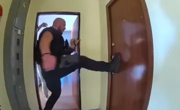 VIDEO: Zábery ako z filmu. Starší Košičan volal z bytu o pomoc, policajt neváhal a vykopol dvere 