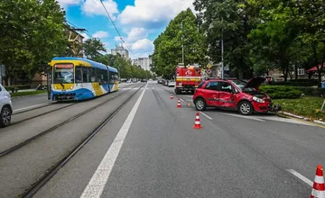 Vodič Suzuki nedal prednosť električke na Komenského, doplatilo na to aj ďalšie auto. Cestujúci vyviazli bez zranení