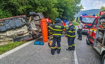 FOTO: Medzi Švedlárom a Nálepkovom došlo k nehode, vozidlo skončilo prevrátené na boku, cestu uzavreli